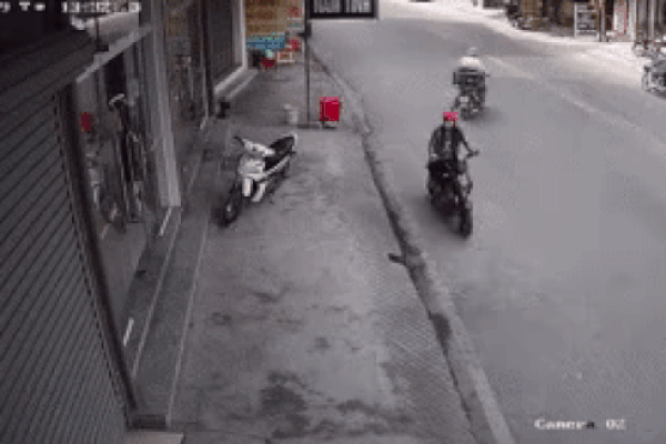 Xe máy va xe container, 2 cháu bé ở Hà Nội bị cuốn vào gầm tử vong-2