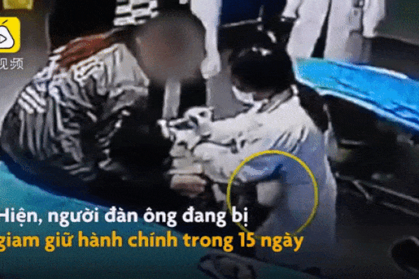 Clip: Say rượu đi cấp cứu, nam bệnh nhân vẫn tranh thủ thò tay ra để sờ soạng bác sĩ