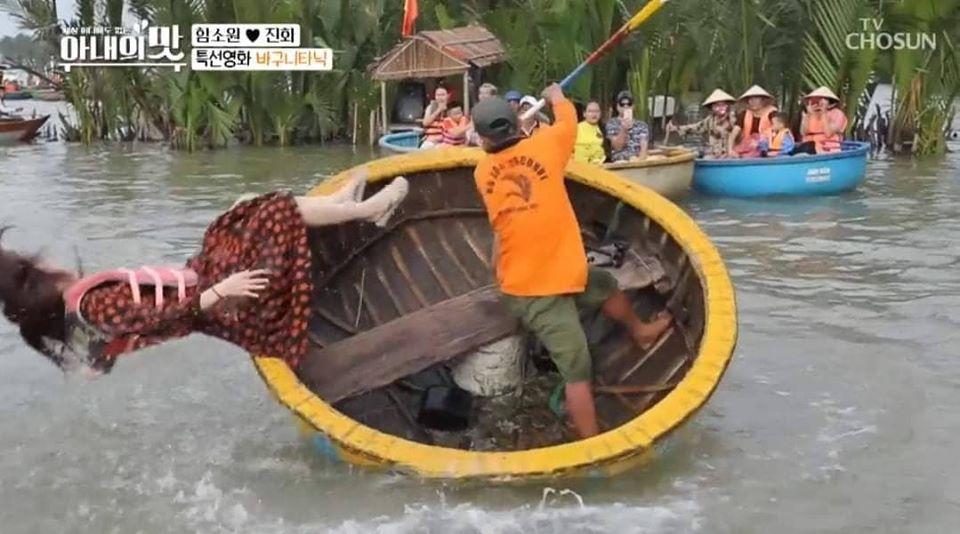 Mới đây, Hoa hậu Hàn Quốc Thái Bình Dương Ham So Won đã có một trải nghiệm thú vị khi chơi trò thuyền thúng xoay vòng ở Hội An. Không lâu sau, người đẹp 42 tuổi đã bay ra khỏi thuyền khiến mọi người xung quanh hoảng sợ