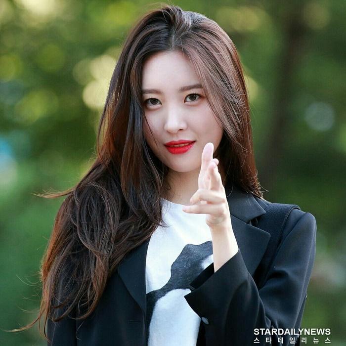 Sunmi đăng lên Instagram story phủ nhận việc phẫu thuật nâng ngực. Cô cho biết: 