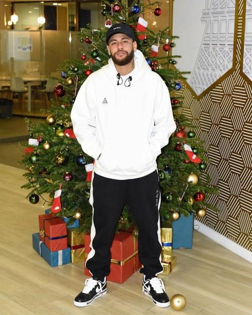 Dàn cầu thủ Việt, ca sĩ nổi tiếng sở hữu đôi giày hoa cúc của G-Dragon-1