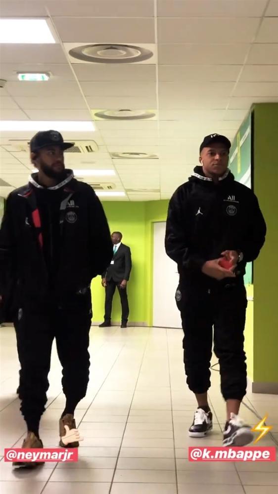 Dàn cầu thủ Việt, ca sĩ nổi tiếng sở hữu đôi giày hoa cúc của G-Dragon-2