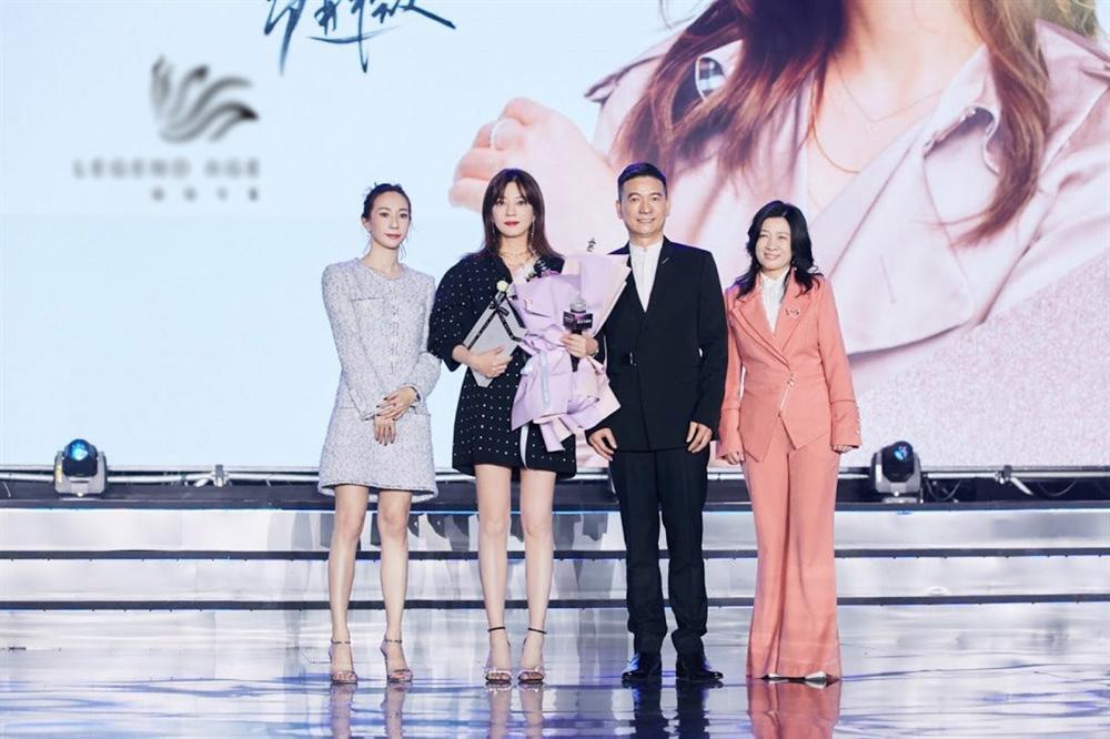 Nhan sắc có thể lên xuống bất thường, nhưng đôi chân thon nuột của Triệu Vy là bất biến-5