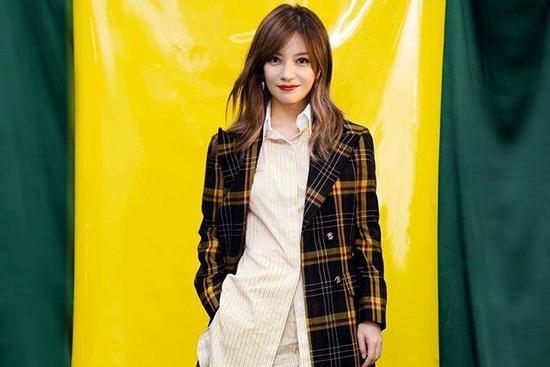 Nhan sắc có thể lên xuống bất thường, nhưng đôi chân thon nuột của Triệu Vy là bất biến