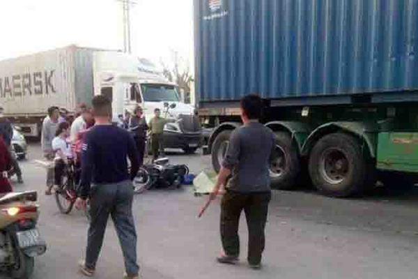 Xe máy va xe container, 2 cháu bé ở Hà Nội bị cuốn vào gầm tử vong-1