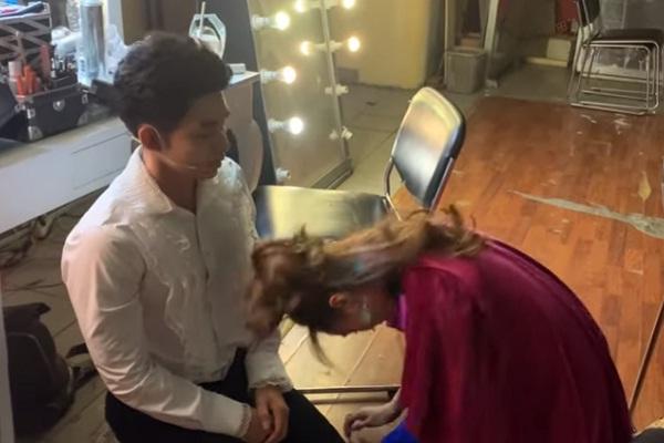 Ninh Dương Lan Ngọc che chắn vòng 1 cẩn thận khi chụp hình cùng Dương Khắc Linh-12