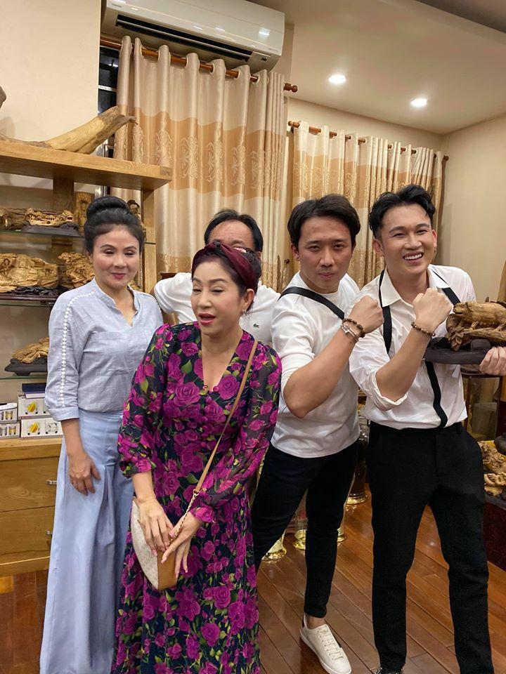 Hé lộ không gian tiệc sinh nhật giản dị bất ngờ của danh hài Hoài Linh-7