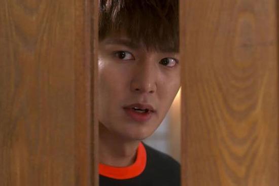 Đưa bồ 20 triệu đi đẻ cho đỡ vất vả, chồng sững sờ khi thấy 'người quen' ở phòng bên