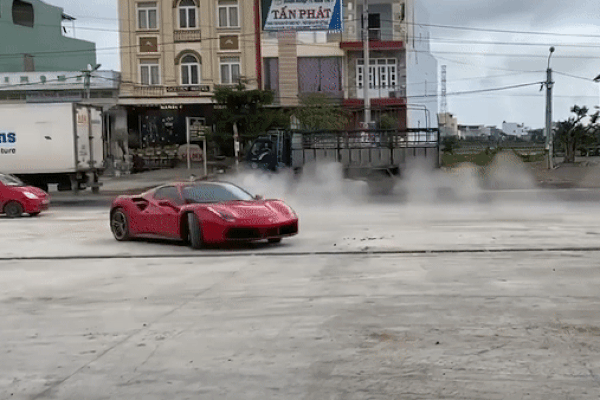Clip: 'Chóng mặt' nhìn Cường Đô la trổ tài drift siêu xe Ferrari 488 Spide