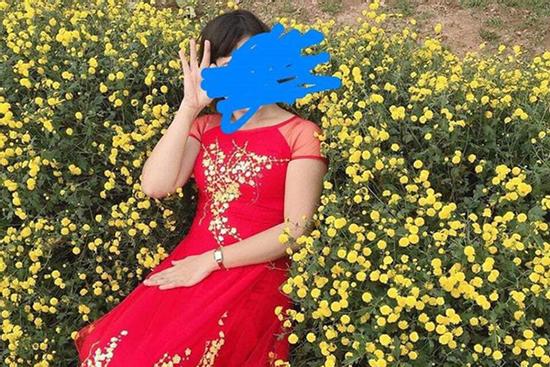 Nằm hẳn lên luống hoa cúc chụp ảnh, cô gái khiến người dân phẫn nộ, viết bài tố cáo