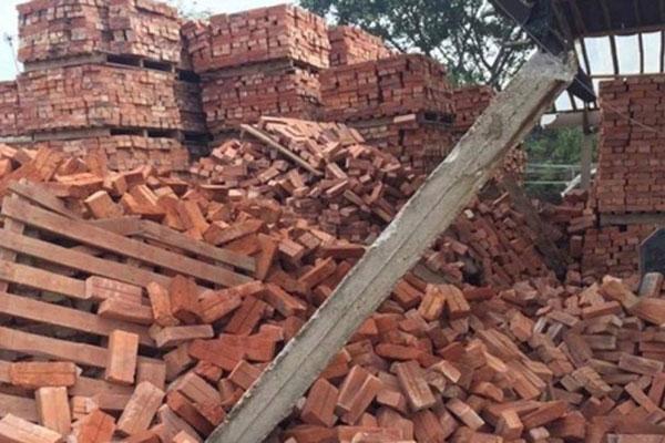 Sập đống gạch cao 5m, 3 người chết, 1 người bị thương-1