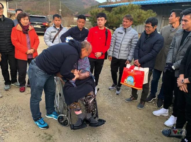 HLV Park Hang Seo xót xa chia sẻ về sức khỏe mẹ già 100 tuổi-3