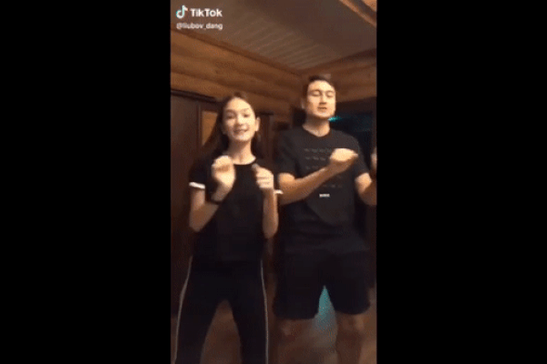 Đang ngồi ăn, cô gái bất ngờ đứng lên ghế nhảy nhót hở cả nội y-4