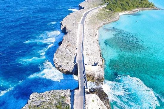 Cây cầu chia đôi hai màu nước biển