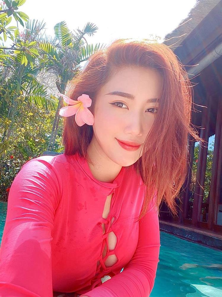 Thúy Ngân là nàng dâu bạo nhất Vbiz, diện váy trong suốt hở hết nội y-4