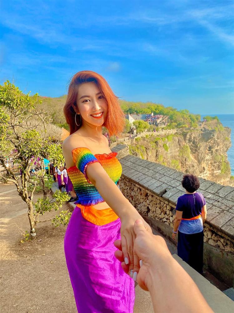 Thúy Ngân là nàng dâu bạo nhất Vbiz, diện váy trong suốt hở hết nội y-7