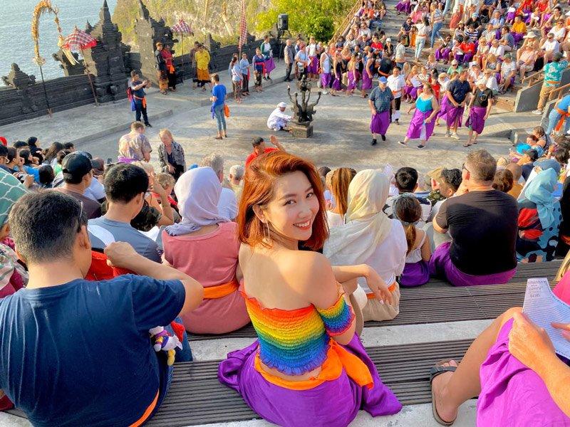 Thúy Ngân là nàng dâu bạo nhất Vbiz, diện váy trong suốt hở hết nội y-8