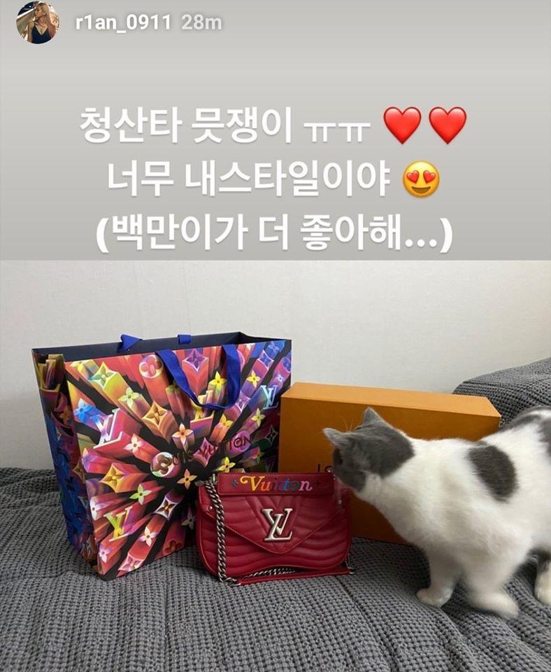 Bên ngoài xinh đẹp bên trong nhiều tiền như Chungha: Chi trăm triệu tặng túi hiệu cho vũ công-2