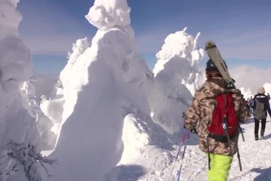 'Quái vật tuyết' phủ kín ngôi làng ở Nhật Bản