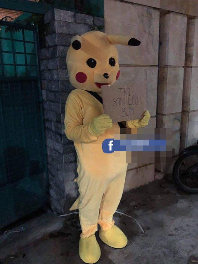 Chồng mặc bộ đồ Pikachu, cầm biển xin vào nhà nhưng vẫn bị vợ đóng chặt cửa, dân mạng nhanh chóng chỉ ra thiếu sót-1