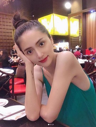 Huyền Baby gây hoang mang với mốt mặc quần như không ra phố - Hương Giang lộ thân hình gầy gò-1