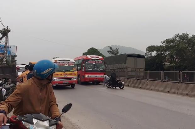 Clip: 2 thanh niên cầm gậy sắt chặn đầu, đập vỡ kính xe giường nằm, đe dọa tài xế ở Thanh Hóa-1