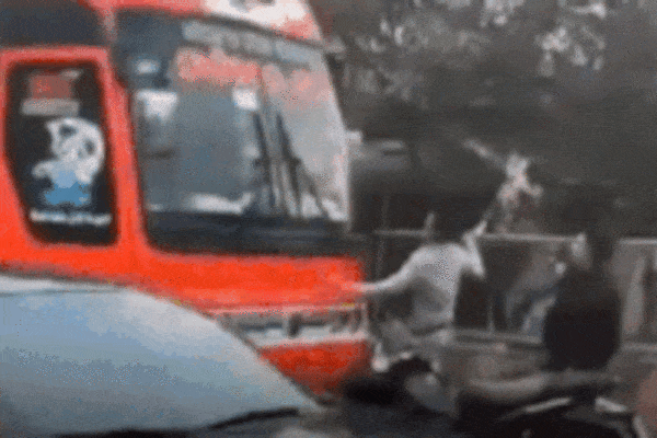 Clip: Thiếu úy công an đi nhận quyết định công tác bị xe công nông cán tử vong ở Hà Tĩnh-2