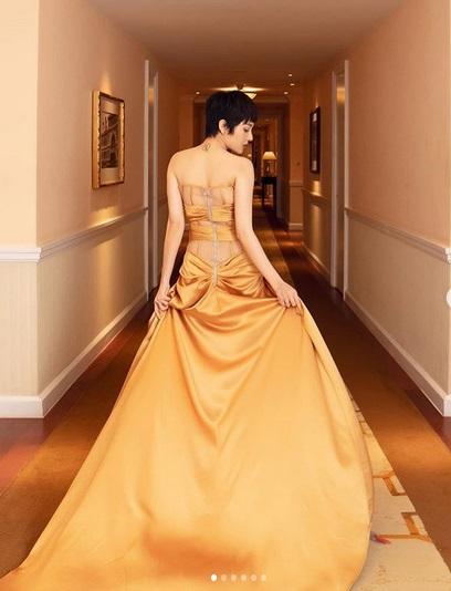 Bảo Anh - Ngọc Trinh cùng mắc lỗi lộ nội y khi đụng hàng mẫu đầm xuyên thấu-1