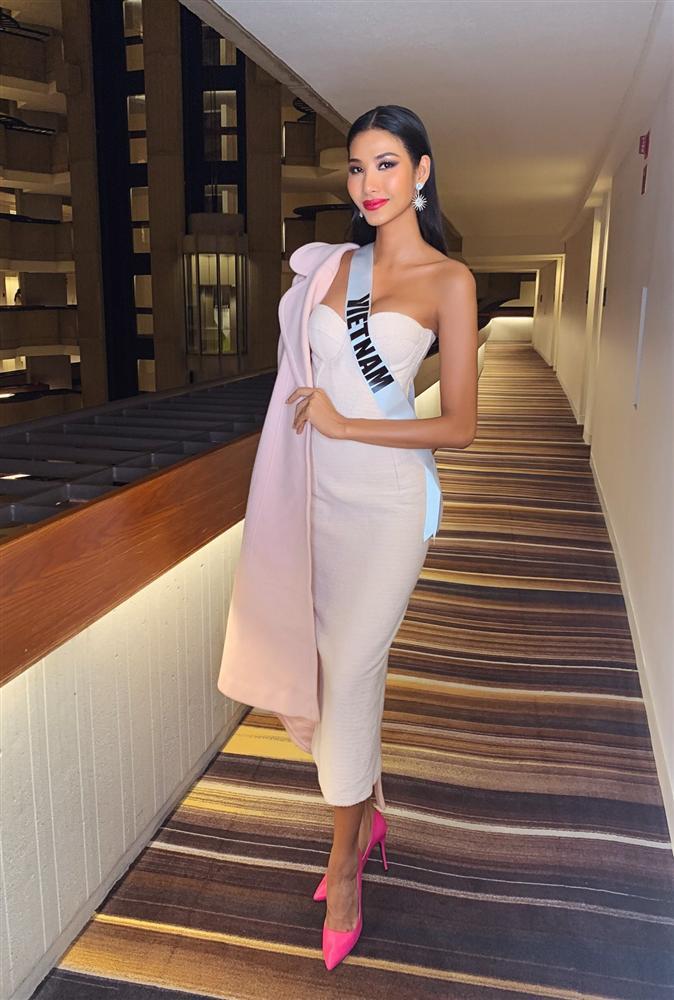 Hoàng Thùy và Lệ Hằng quên mặc áo dài tại Hoa hậu Hoàn vũ-1