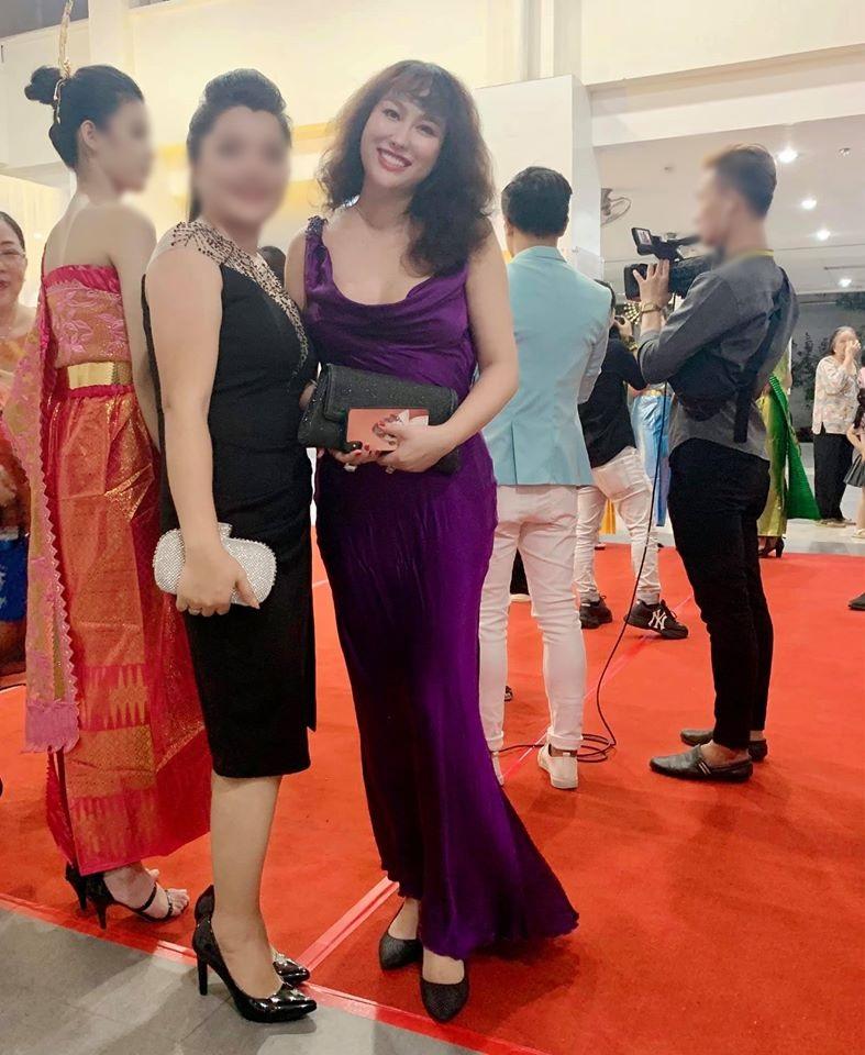 SAO MẶC XẤU: Phi Thanh Vân lộ body sồ sề - Sĩ Thanh diện váy bó sát phô diễn eo bánh mì-5