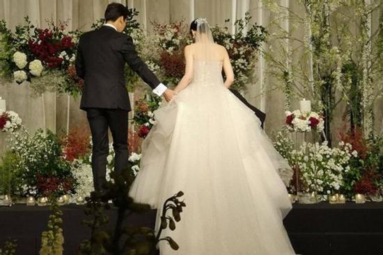 Ngày cưới, chú rể tá hỏa khi bị người yêu cũ treo băng rôn: 'Tôi đã bỏ thai rồi!'