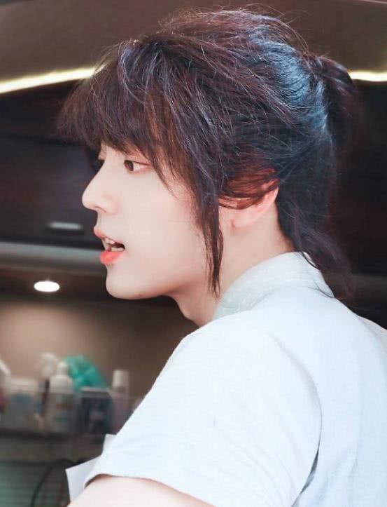 Cùng tạo hình tóc đuôi ngựa nhưng Lý Hiện lại bị chê quá xấu còn Tiêu Chiến vẫn giữ được vẻ đẹp nam thần-3