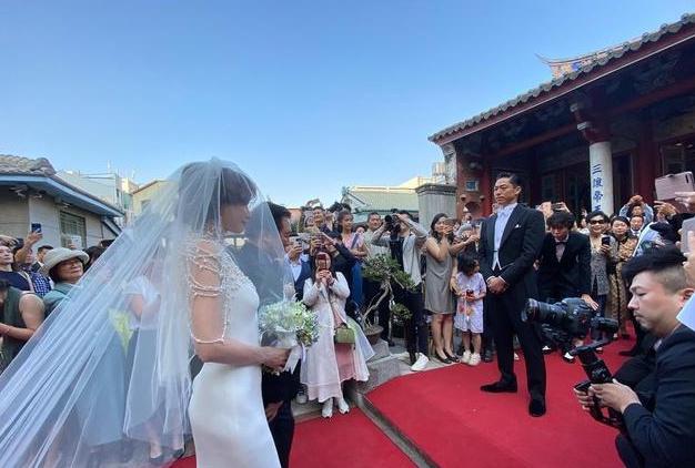 Những đám cưới hot nhất Cbiz năm 2019: Người xa hoa bạc tỷ, kẻ giản dị bất ngờ-5