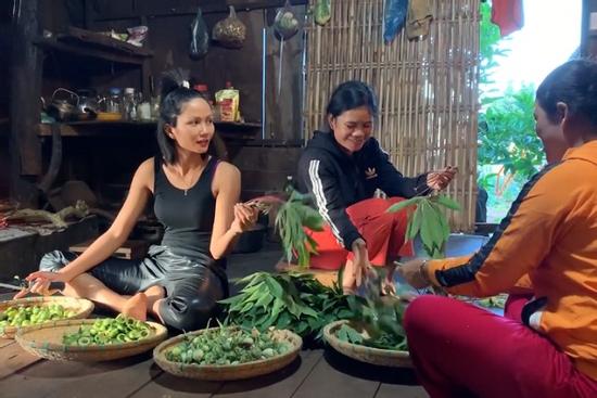 'Đột nhập' nhà sàn xem hoa hậu H'Hen Niê tự tay nấu những món ngon Ê Đê đãi khách
