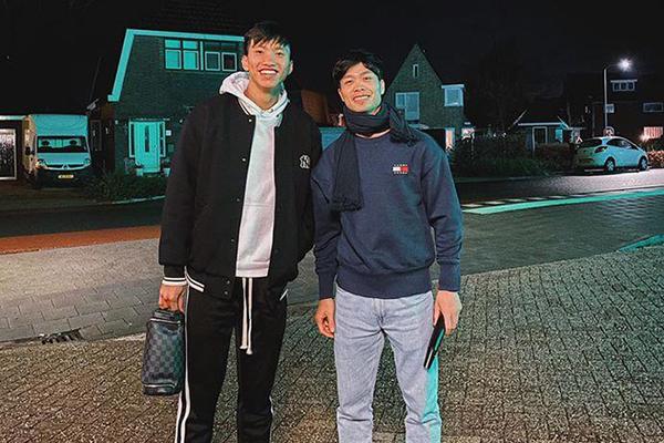 Văn Hậu mặc vest, sải bước tự tin trên đường phố Hà Lan-1