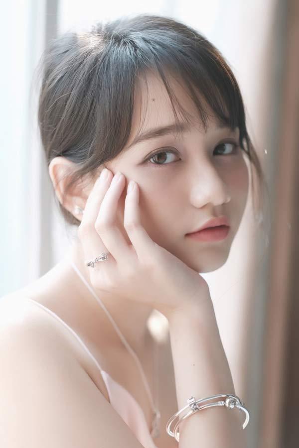 Hình ảnh ngoài đời gợi cảm và sexy của nữ chính phim Mắt Biếc-3