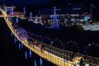 Cầu đi bộ dài nhất nước Mỹ được thắp sáng dịp Giáng sinh