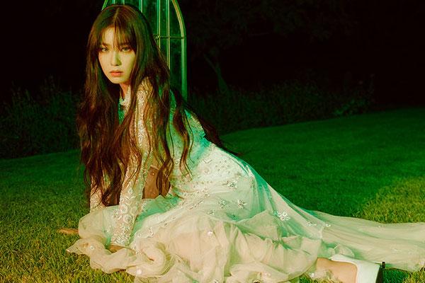 Ca sĩ nhóm Red Velvet gãy xương chậu khi ngã từ sân khấu cao 2m-3