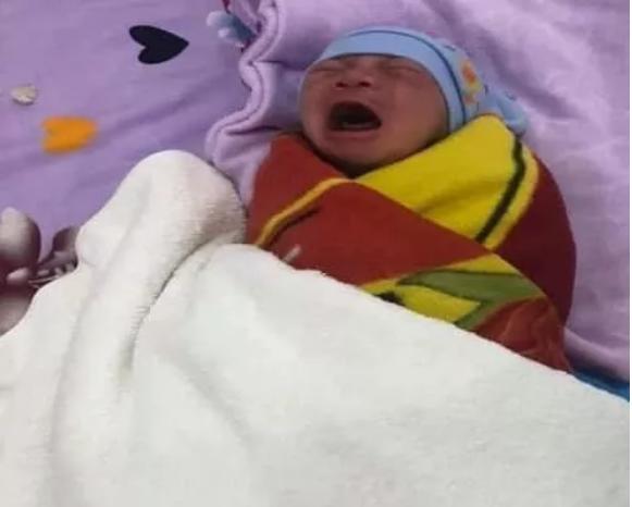 Cô gái bỏ lại con cùng lá thư nhờ chủ nhà nghỉ nuôi hộ-1