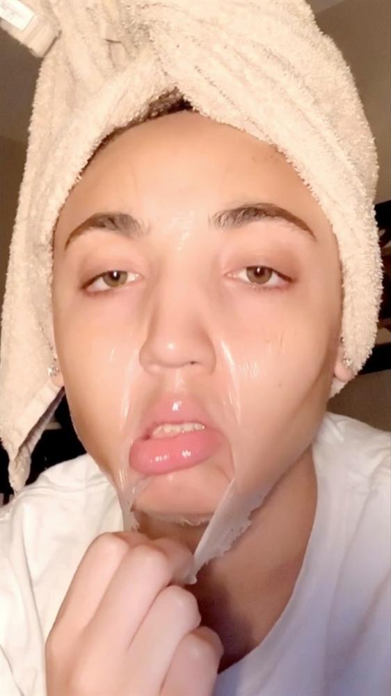 Cô gái mất một tiếng chỉ để lột miếng mặt nạ dính chặt vào da-1