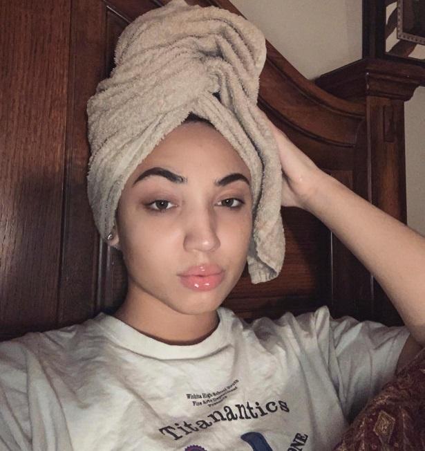 Cô gái mất một tiếng chỉ để lột miếng mặt nạ dính chặt vào da-3