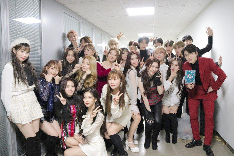 Dàn nghệ sĩ Lovelyz, Golden Child và Rocket Punch trực thuộc công ty Woollim Entertainment cùng chụp hình lưu niệm tại hậu trường KBS 