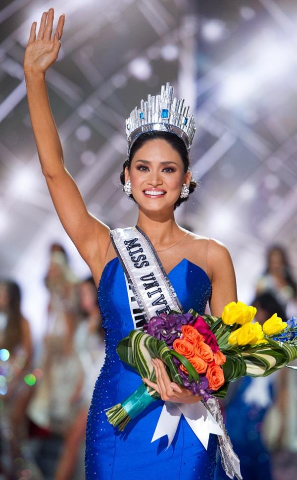 Mở đầu Bản tin Hoa hậu Hoàn vũ hôm nay là Pia Wurtzbach - người đẹp Philippines giành vương miện Hoa hậu Hoàn vũ 2015. Hôm nay là ngày đặc biệt đối với Pia, bởi ngày này 4 năm trước, cô đăng quang trên đất Mỹ. Nhân dịp kỷ niệm, Pia viết trên trang cá nhân: 