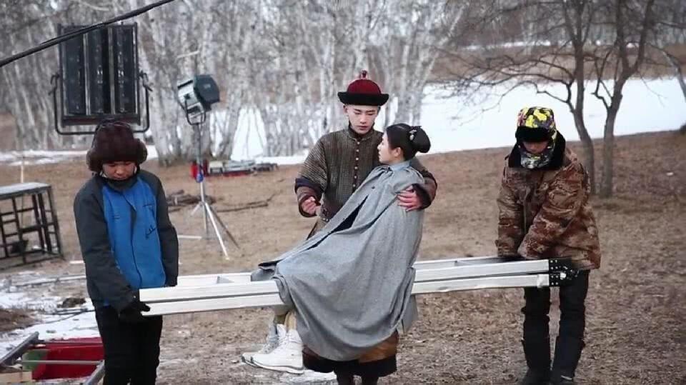 Chết cười với hình ảnh tiểu hoa đán quá nặng khiến bạn diễn phải dùng thang để bế-4