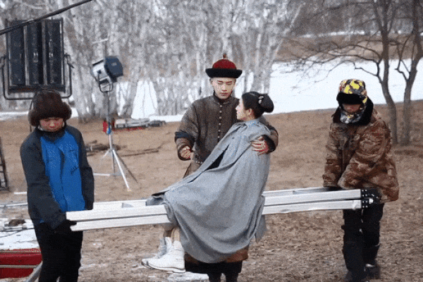 Chết cười với hình ảnh tiểu hoa đán quá nặng khiến bạn diễn phải dùng thang để bế