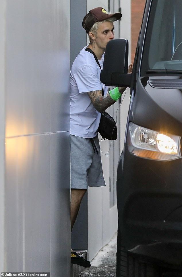 Justin Bieber nịnh vợ khi tạo dáng phản cảm-3