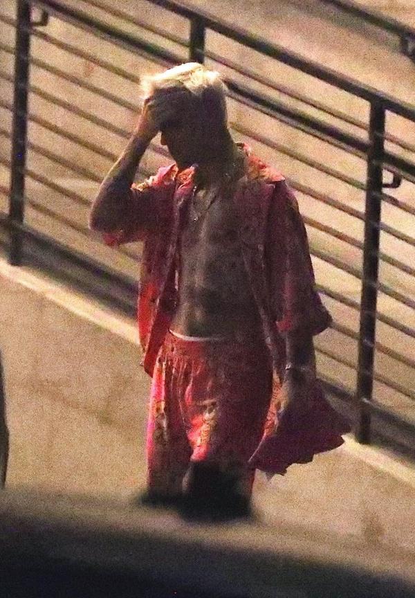 Justin Bieber nịnh vợ khi tạo dáng phản cảm-4