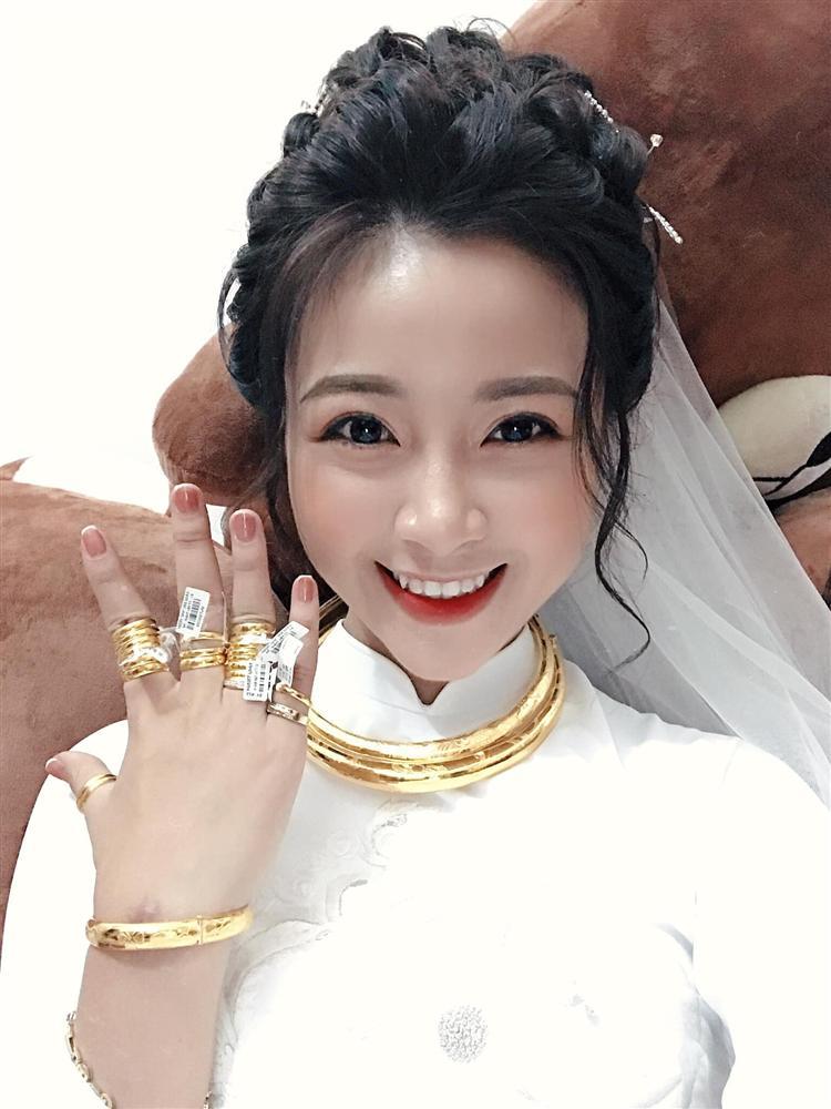 Đám cưới cầu thủ Phan Văn Đức: Vợ hot girl chẳng có gì ngoài vàng đeo khắp người-1