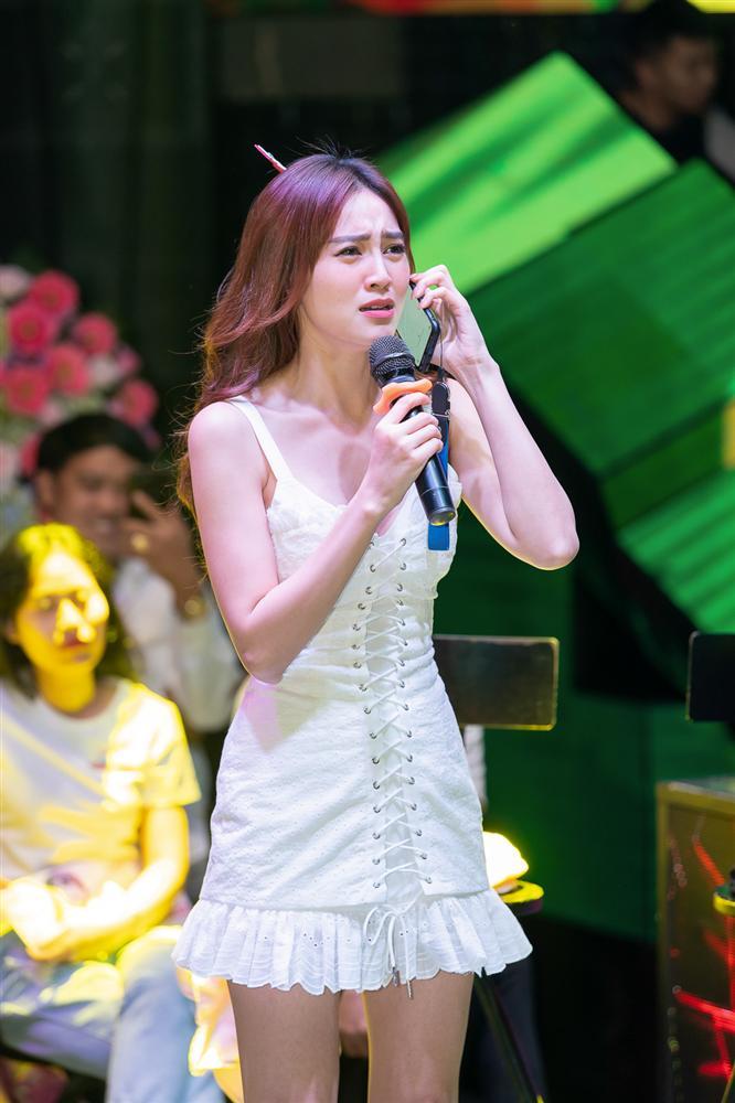 Diễn lại cảnh phim Cua Lại Vợ Bầu, Ninh Dương Lan Ngọc gặp sự cố hài hước-1