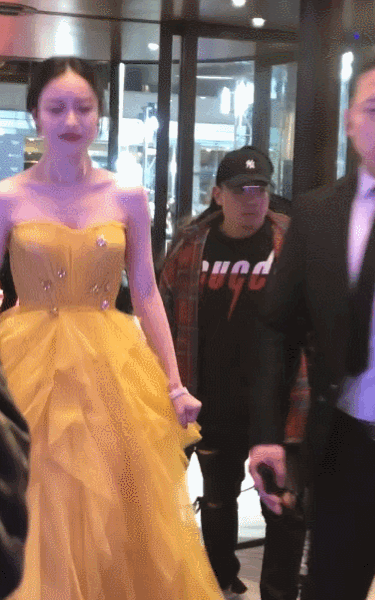 Mỹ nhân Hoa ngữ đi thảm đỏ giữa tiết trời âm độ: Người bật khóc vì rét, kẻ ngất xỉu thương tâm-4